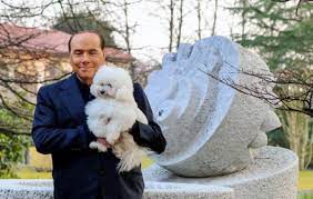 “Tutelare cani e gatti”. Berlusconi sposa la causa animalista